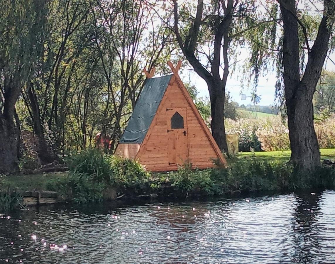 "George'S" Lakeside Wooden Tipi Hotel Clare Exterior foto