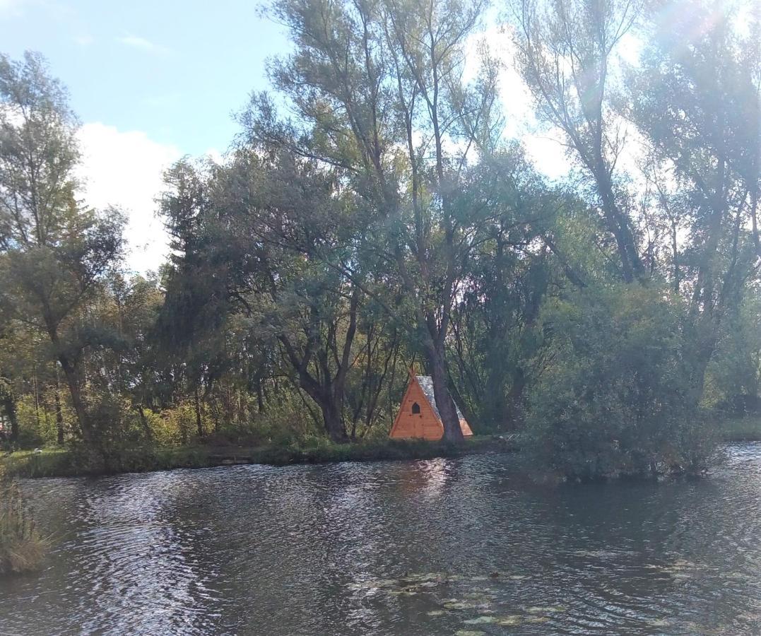 "George'S" Lakeside Wooden Tipi Hotel Clare Exterior foto